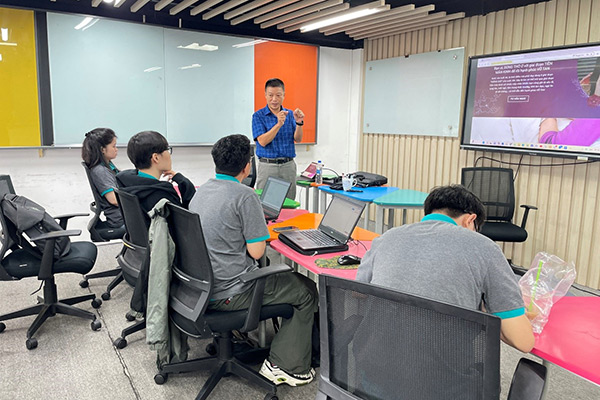 giảng viên hướng dẫn thiết kế website với ai